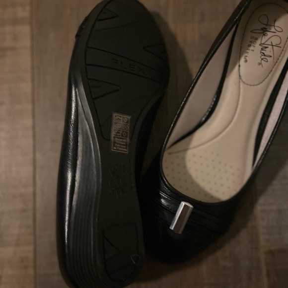 LifeStride ladies  shoes, very small wedge 6.5 - Picture 2 of 2